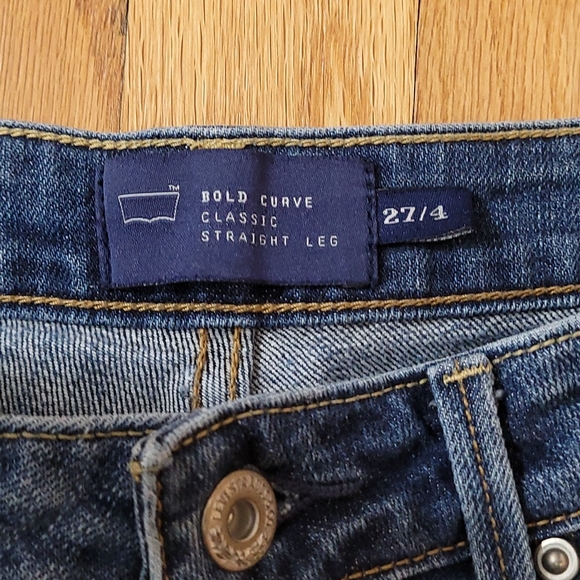 Levi's Bold Curve Jean's - Picture 2 of 4